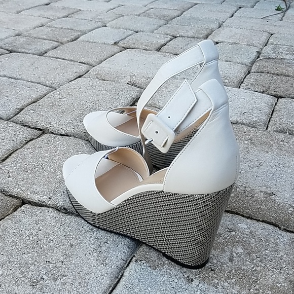 Vince Camuto leather wedge - Picture 3 of 6